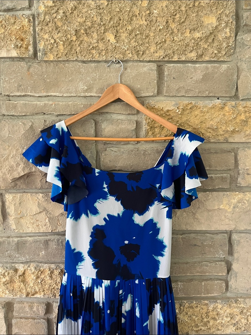 Banana Republic Blue, Black, and White Floral Print Pleated Dress Size 14 - Picture 4 of 15